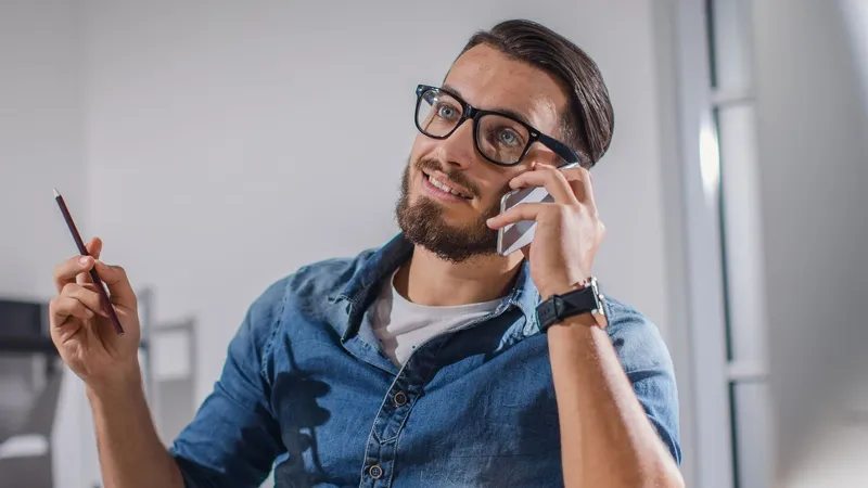 Projekt-Einkäufer mit Telefon