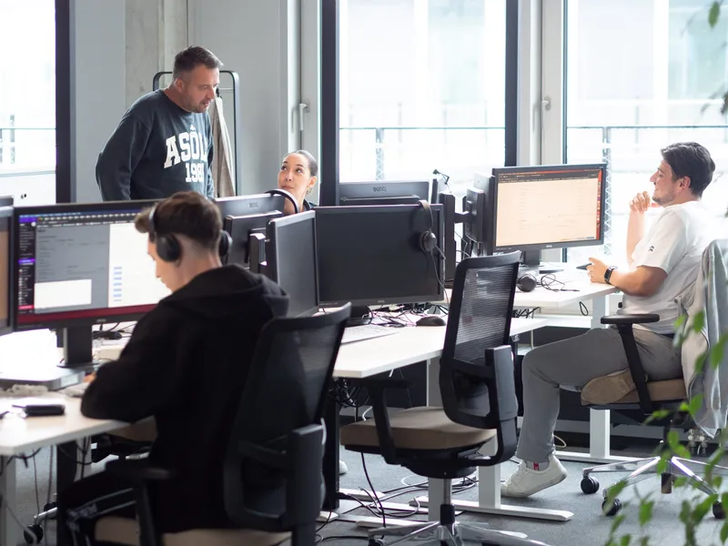 klarx Mitarbeiter im Büro an ihren Schreibtischen