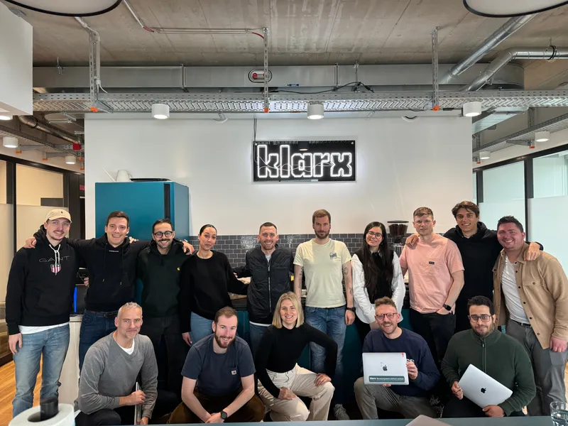 klarx team im buero nach einem workshop