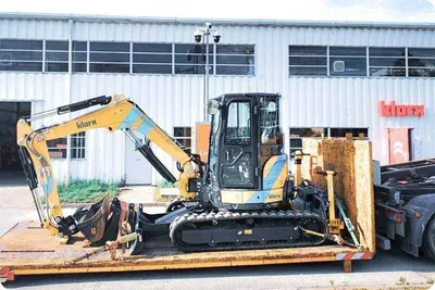 Die erste Baumaschine verlässt das Logistikzentrum von klarx